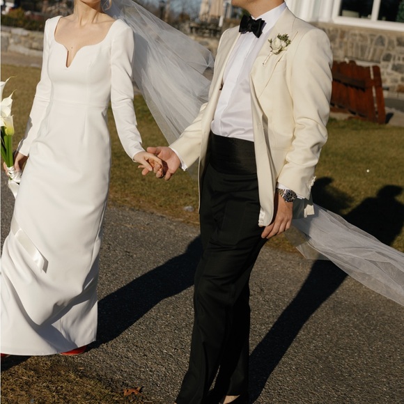 Carolina Herrera wedding dress. Size 0. Worn once. Mint condition. - Picture 3 of 5